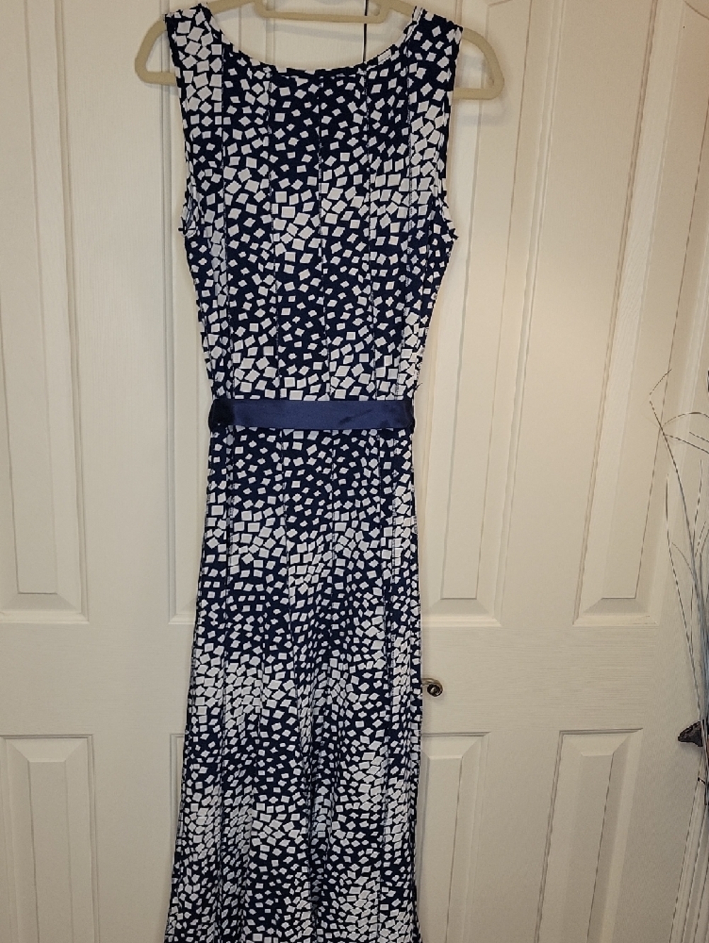 Haani Navy and White Printed Sleeveless Maxi Dress with Sash - Picture 5 of 6